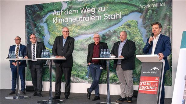 Grünes Licht für „grünen Stahl“ in Bremen Wirtschaftsminister Robert Habeck (r) verkündet bei einer Betriebsversammlung die Förderzusage für den Umbau des Bremer Stahlwerks.