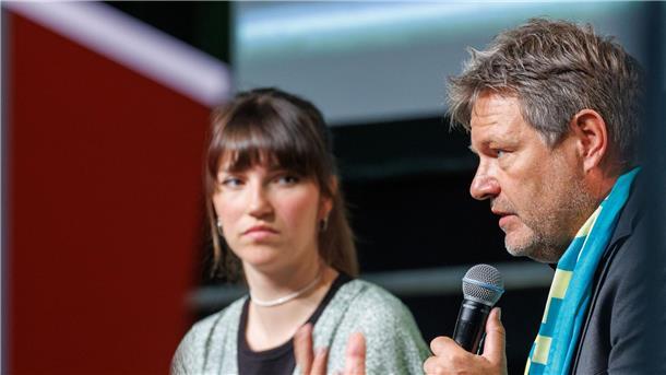 Krieg und Klima: Ein ungewöhnlicher Kirchentag Wirtschaftsminister Robert Habeck und die Sprecherin der Letzten Generation, Carla Hinrichs, nehmen gemeinsam an einer Podiumsdikussion teil.