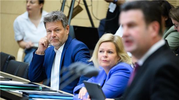 Bundesrat billigt Fülle von Gesetzen Wirtschaftsminister Robert Habeck und Innenministerin Nancy Faeser verfolgen im Bundesrat die Rede von Arbeitsminister Hubertus Heil (v.l.n.r.).