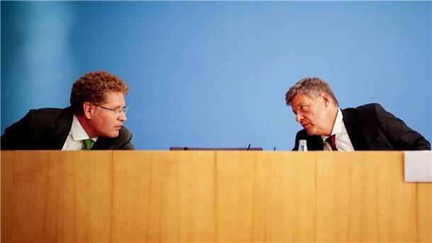 „Bild“: Designierter Dena-Chef zieht sich freiwillig zurück Wirtschaftsminister Robert Habeck und Staatssekretär Patrick Graichen. Wegen persönlicher Verflechtungen bei der Besetzung eines Spitzenpostens ist Wirtschaftsstaatssekretär Patrick Graichen unter Druck geraten.
