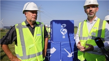 Wirtschaftsminister Robert Habeck und Tennet-Geschäftsführer Tim Meyerjürgens im Umspannwerk Heide/West.