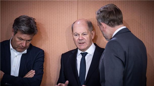 Drei Viertel der Menschen unzufrieden mit Bundesregierung Wirtschaftsminister Robert Habeck (v.l.), Bundeskanzler Olaf Scholz und Finanzminister Christian Lindner bei einer Kabinettssitzung im Kanzleramt.