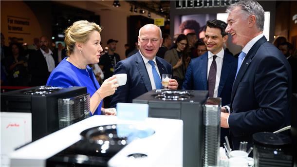 Vom Mähroboter bis zum Gaming-PC: Das sind die IFA-Trends Wirtschaftssenatorin Franziska Giffey lässt sich gemeinsam mit dem Regierenden Bürgermeister Kai Wegner einen Espresso am Stand von Jura Elektrogeräte schmecken.