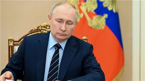 Putin droht mit Streubomben-Einsatz gegen Ukraine Wladimir Putin hat angedroht im Krieg gegen die Ukraine auch Streubomben verwenden zu wollen.