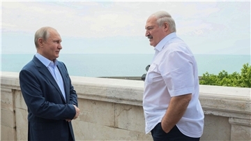 Wladimir Putin (l) und Alexander Lukaschenko bei einem Treffen im vergangenen Juni.