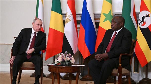 US-Institut: Moskau ohne echten Friedenswillen Wladimir Putin (l) unterhält sich mit dem südafrikanischen Präsidenten Cyril Ramaphosa nach einem Treffen mit einer Delegation afrikanischer Staatsoberhäupter.