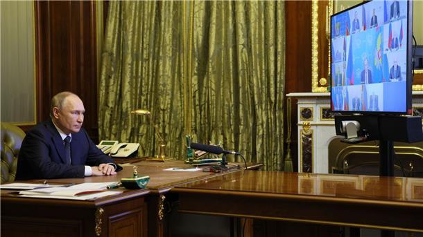 Wladimir Putin leitet eine Sitzung des Sicherheitsrates per Videokonferenz in St. Petersburg.