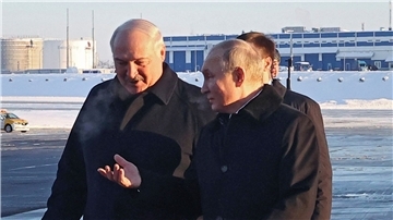 Wladimir Putin (r) wird bei seiner Ankunft auf dem Flughafen von Minsk von Alexander Lukaschenko empfangen.