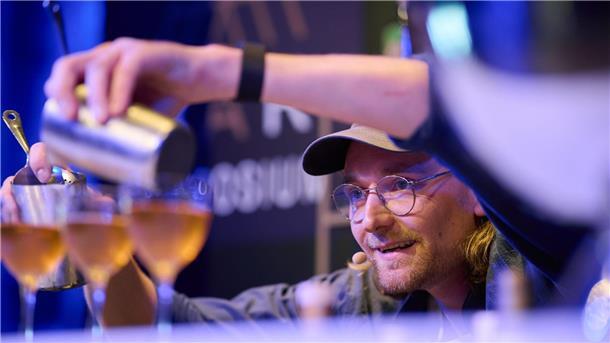 Drink „Unruh“ gewinnt Cocktailwettbewerb Wladimir Reichert von der erst kürzlich eröffneten Bar „Studio“ in Zürich mixt seinen Gewinner-Cocktail „Unruh“.