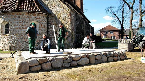 Open Air-Bühne Heeslinger Kirche