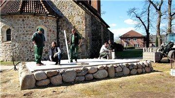 Open Air-Bühne Heeslinger Kirche