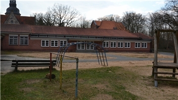 Wo einst die Schüler der Grundschule am Klostergang während der Pausen spielten, sollen 15 bis 20 Container aufgestellt werden, um bis Spätsommer eine Kindergarten- und eine Krippengruppe einrichten zu können.