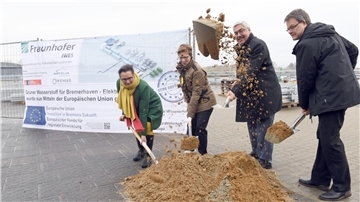 Wo noch Sand geschippt wird soll bald Wasserstoff entstehen (von links): Dr.-Ing. Sylvia Schattauer, Kommissarische Institutsleiterin Fraunhofer IWES, Senatorin Dr. Claudia Schilling, Bremerhavens Oberbürgermeister Melf Grantz und Prof. Jan Wenske, Technischer Direktor Fraunhofer IWES, beim ersten Spatenstich für das Hydrogen Lab Bremerhaven.