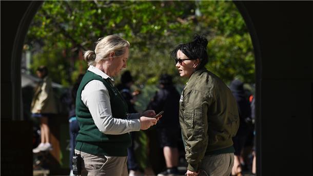 Fünf Löwen brechen kurzzeitig aus dem Zoo aus Wo sind die Löwen? Einsatzkräfte an einem Eingang zum Taronga Zoo in Sydney.