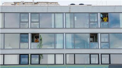 Wochenlange Quarantäne im Hotel in Bremerhaven: Bis Donnerstag konnten sich die Expeditionsteilnehmer nur von Fenster zu Fenster direkt sehen.