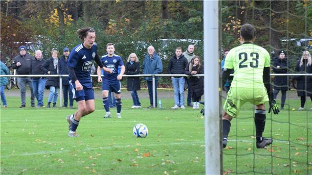 Wörpetal im Vorwärtsgang – aber in dieser Szene scheitert Noah Jagels (links) an Nordheide-Keeper Lukas Fitschen.