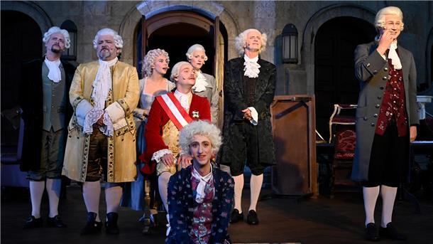 Wohin entwickelt sich das Stadttheater mit den Sparten Schauspiel, Musiktheater, Philharmonisches Orchester, Ballett und Junges Theater, wenn der Etat dauerhaft um 600.000 Euro gesenkt wird? Die Koalition meint, dass man sich die Sommerbühne, hier „Amadeus“, nicht mehr leisten könne.