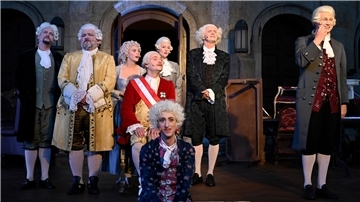 Wohin entwickelt sich das Stadttheater mit den Sparten Schauspiel, Musiktheater, Philharmonisches Orchester, Ballett und Junges Theater, wenn der Etat dauerhaft um 600.000 Euro gesenkt wird? Die Koalition meint, dass man sich die Sommerbühne, hier „Amadeus“, nicht mehr leisten könne.