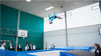 Wohin mit den Bremerhavener Trampolinern? In der Sporthalle der Edith-Stein-Schule können sie derzeit nicht trainieren.