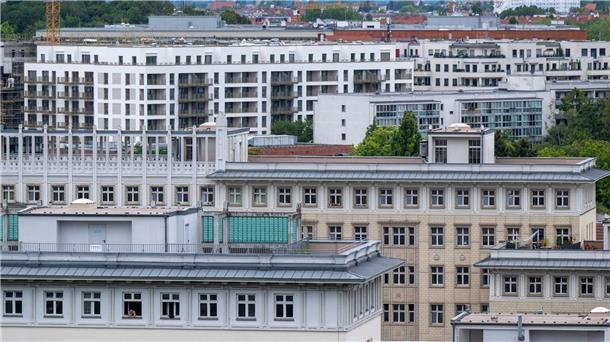 Vermieter müssen künftig CO2-Abgabe mitzahlen Wohnhäuser in der Bundeshauptstad: Das Gesetz soll Vermieter zu energetischen Sanierungen anregen. Mietern soll es einen Anreiz zu energieeffizientem Heiz-Verhalten geben.