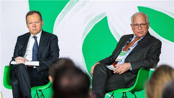 EU-Kommission will offene Plattformen für Technologie Wolfgang Ischinger (r.), Präsident des Stiftungsrates der Stiftung Münchner Sicherheitskonferenz (MSC), spricht neben Roberto Viola, Chef der EU-Generaldirektion CONNECT, auf der „Digital Life Design“ (DLD) Konferenz.