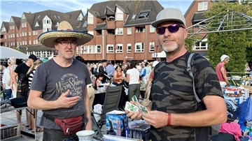 Paar auf Flohmarkt am Stand