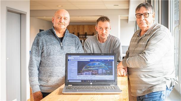 Facebook-Admin: Die „Müllabfuhr“ im Netz Wolfgang von Hassel (von links) Stefan Poelkes und Burkhart Kaschewski sind Admins der Facebook-Gruppe „Du kommst aus Bremerhaven, wenn...“.