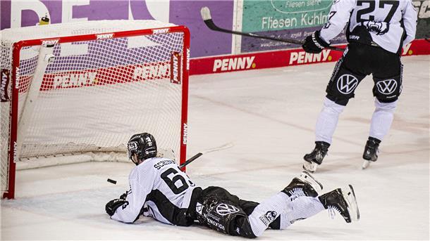 Wolfsburg liegt am Boden: das Bild von Louis Schinko beim 5:1 für die Fischtown Pinguins ist symbolträchtig.