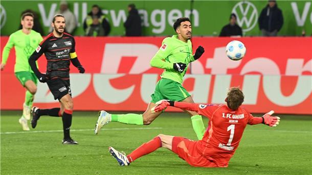 Wolfsburger Chance: Tiago Tomas scheitert an Berlins Torwart Frederik Rönnow.