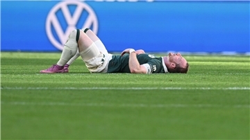 Wolfsburger Enttäuschung: Kapitän Maximilian Arnold liegt nach dem 3:3 gegen Köln auf dem Spielfeld.