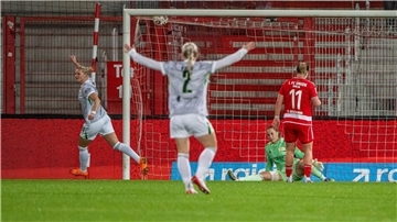Wolfsburgs Alexandra Popp (l.) erzielt das Tor zum 2:1 bei den Berlinerinnen.