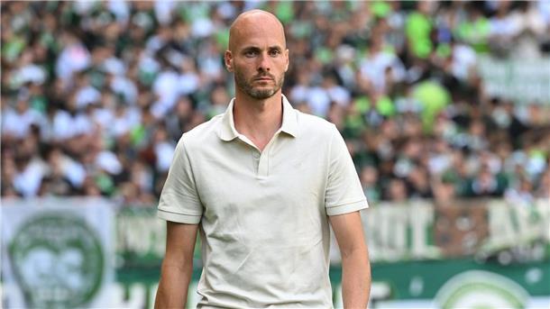 Rekordsieg für Wolfsburg bei Pflichtspiel-Debüt von Simonis Wolfsburgs neuer Trainer Paul Simonis gilt als Pokal-Experte.