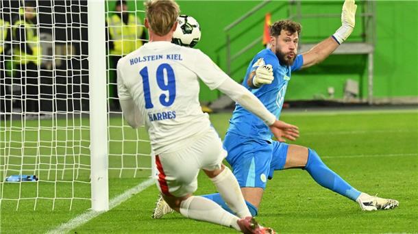 Wolfsburgs Torwart Marius Müller im Pokalspiel gegen Holstein Kiel.