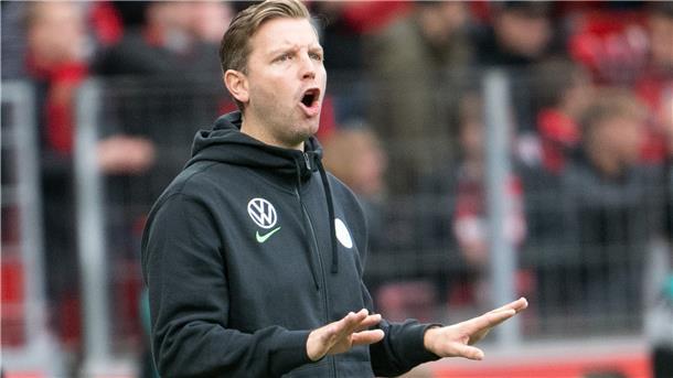 Der „ausgeschlafene Taktik-Fuchs“ Florian Kohfeldt im Interview Wolfsburgs Trainer Florian Kohfeldt gibt Anweisungen und versucht seine Mannschaft zu beruhigen.