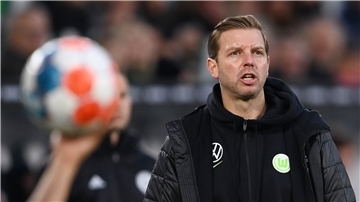 Wolfsburgs Trainer Florian Kohfeldt steht am Spielfeldrand.
