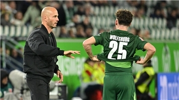 Wolfsburgs Trainer Paul Simonis konnte mit seinem Team erneut nicht daheim gewinnen.