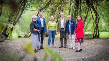 Wollen, dass das Weidenschloss im Speckenbüttler Park ein Kultur-Ort bleibt (von links): Jutta Liebig, Leroy Czichy, Brigitte Grahn, Thomas Reinicke, Waltraud Helms und Mandy Kathe-Heppner. 