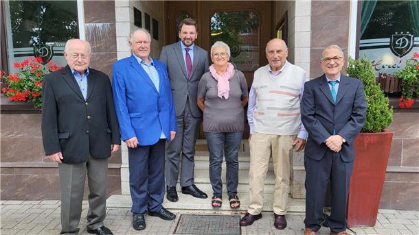 Wollen die Verbindung zwischen dem Landkreis Rotenburg und dem ehemaligen Kreis Stuhm in Westpreußen auch in Zukunft pflegen: Beisitzer Hans von Allwörden, der stellvertretende Heimatkreisvertreter Stanislaw Wiesbaum, Michael Meyer vom Landkreis Rotenburg, Beisitzerin Elisabeth Lambrecht, der Heimatkreisvertreter Manfred Neumann und Schatzmeister Bernhard Kolb.