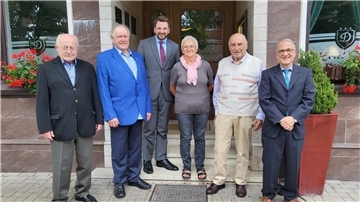 Wollen die Verbindung zwischen dem Landkreis Rotenburg und dem ehemaligen Kreis Stuhm in Westpreußen auch in Zukunft pflegen: Beisitzer Hans von Allwörden, der stellvertretende Heimatkreisvertreter Stanislaw Wiesbaum, Michael Meyer vom Landkreis Rotenburg, Beisitzerin Elisabeth Lambrecht, der Heimatkreisvertreter Manfred Neumann und Schatzmeister Bernhard Kolb.