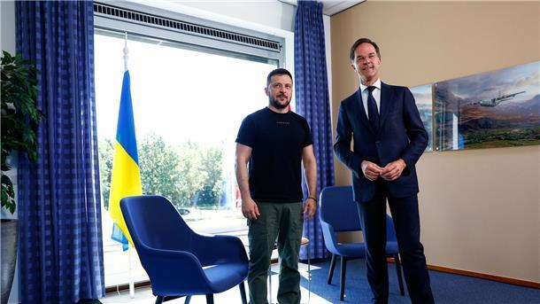 Ukrainischer Präsident Selenskyj zu Besuch in Niederlanden Wolodymyr Selenskyj (l.) trifft den niederländischen Ministerpräsidenten Mark Rutte.