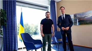 Wolodymyr Selenskyj (l.) trifft den niederländischen Ministerpräsidenten Mark Rutte.