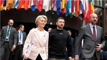 Wolodymyr Selenskyj (M) am Donnerstag als Gast beim EU-Gipfel in Brüssel.