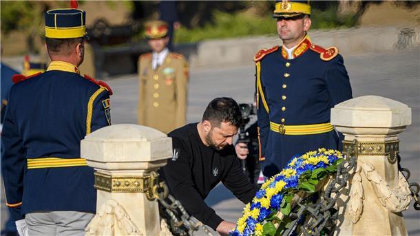 Wolodymyr Selenskyj nimmt in Bukarest an einer Kranzniederlegung am Denkmal des Unbekannten Helden teil. Der ukrainische Präsident ist zum ersten Mal seit Beginn des russischen Angriffskriegs zu Gesprächen ins Nachbarland Rumänien gereist.