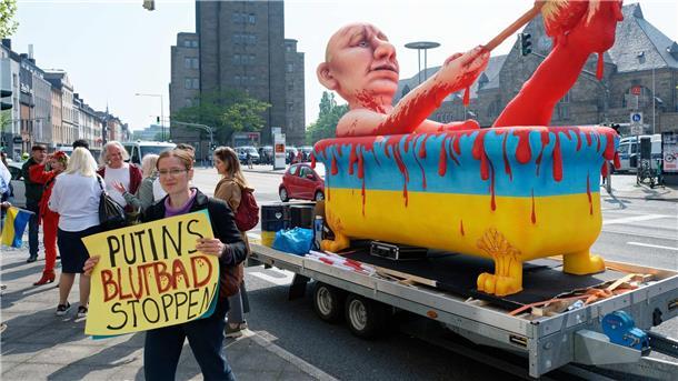 Demos zum Karlspreis: Für die Ukraine - und für Russland Wolodymyr Selenskyj und das ukrainische Volk sollen in Aachen mit dem Karlspreis für Verdienste um die Einheit Europas geehrt werden - dafür gibt es Solidarität in Aachen.