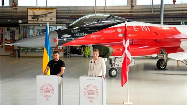 Wolodymyr Selenskyj und Mette Frederiksen geben auf dem Luftwaffenstützpunkt Skrydstrup eine Pressekonferenz.