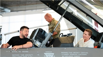 Wolodymyr Selenskyj und Mette Frederiksen in einem F-16-Kampfjet.