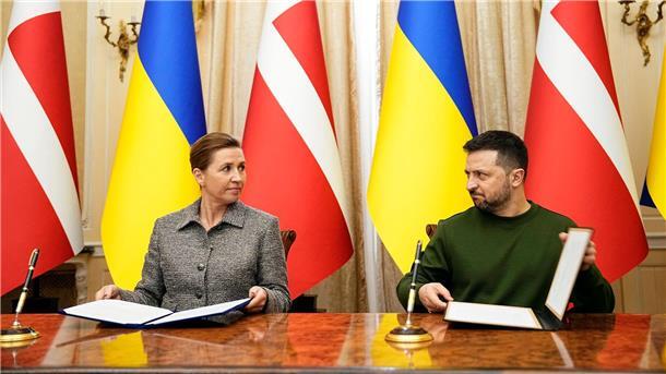 Wolodymyr Selenskyj und Mette Frederiksen unterzeichnen in Lwiw ein Sicherheitsabkommen zwischen Dänemark und der Ukraine.