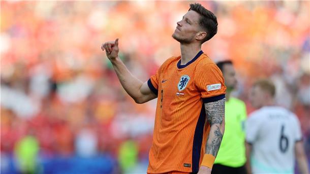 Oranje-Team gewinnt Testspiel gegen TSV Havelse 6:1 Wout Weghorst von den Niederlanden ärgert sich.