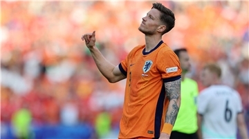 Wout Weghorst von den Niederlanden ärgert sich.