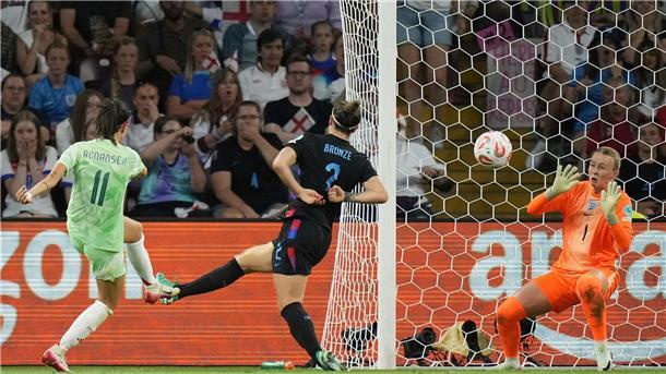Italien vergießt Tränen nach dramatischem Doppel-K.o. Wuchtiger Schuss: Barbara Bonansea trifft zum 1:0 für Italien.